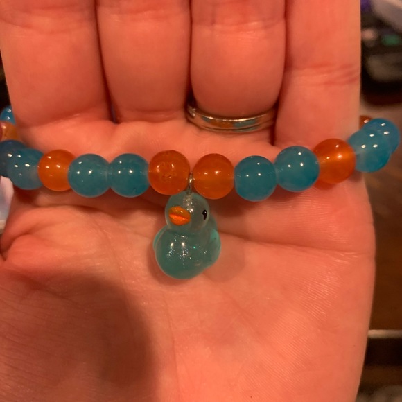 NEW HANDMADE GLASS BEAD BRACELET WITH DUCK CHARM - Picture 2 of 3